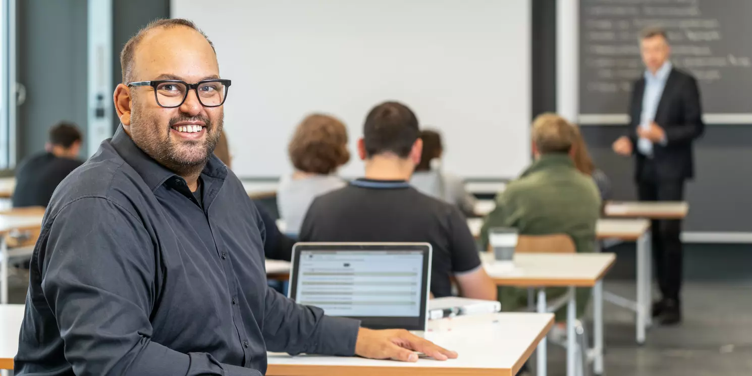 Hochschulzertifikat Future Skills for Business Professionals berufsbegleitend absolvieren Studierende mit ihrem Dozenten in einem Kurs.